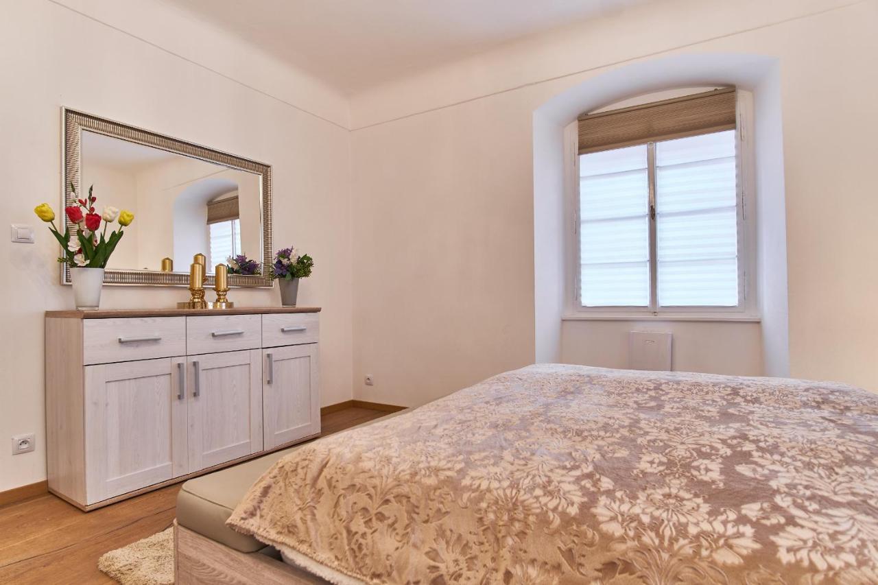 Charles Bridge Royal Apartment Praga Exterior foto