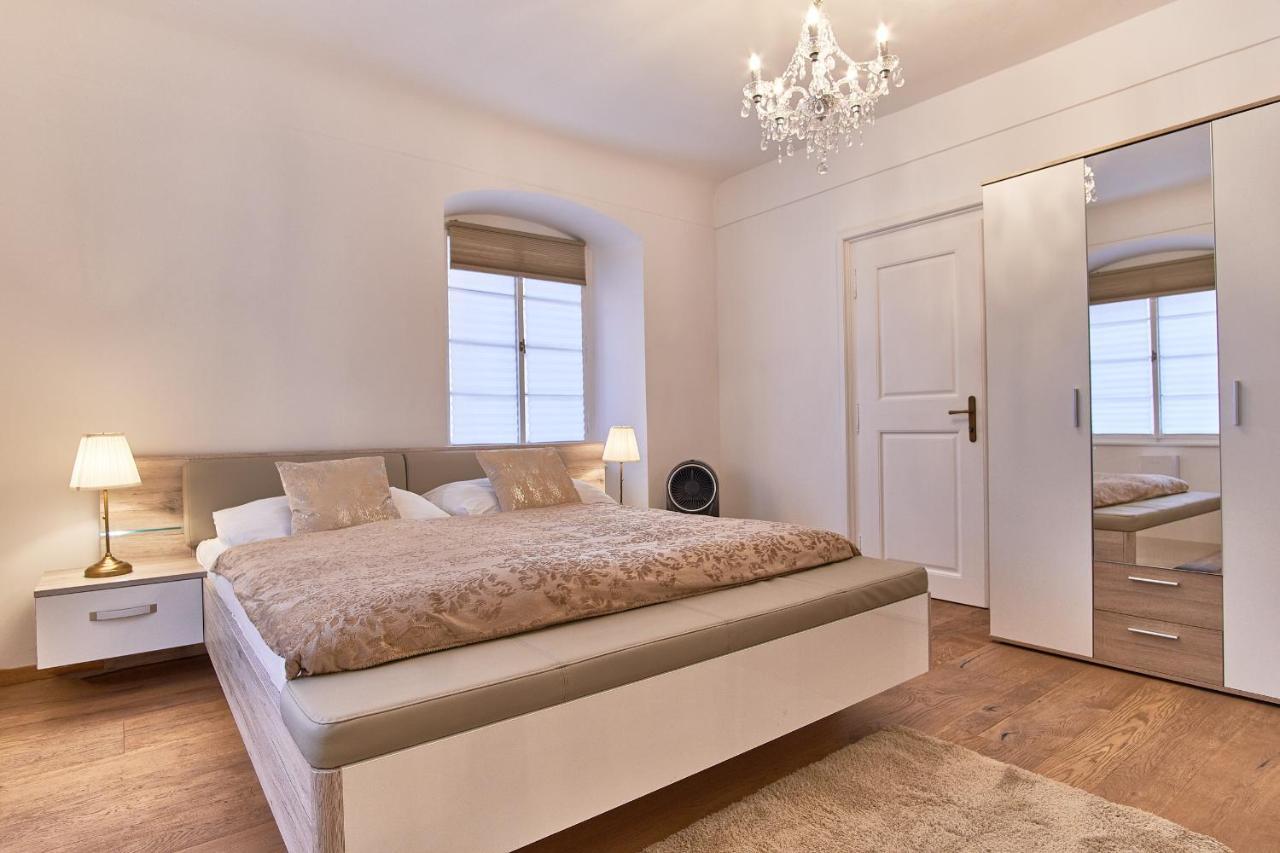 Charles Bridge Royal Apartment Praga Exterior foto